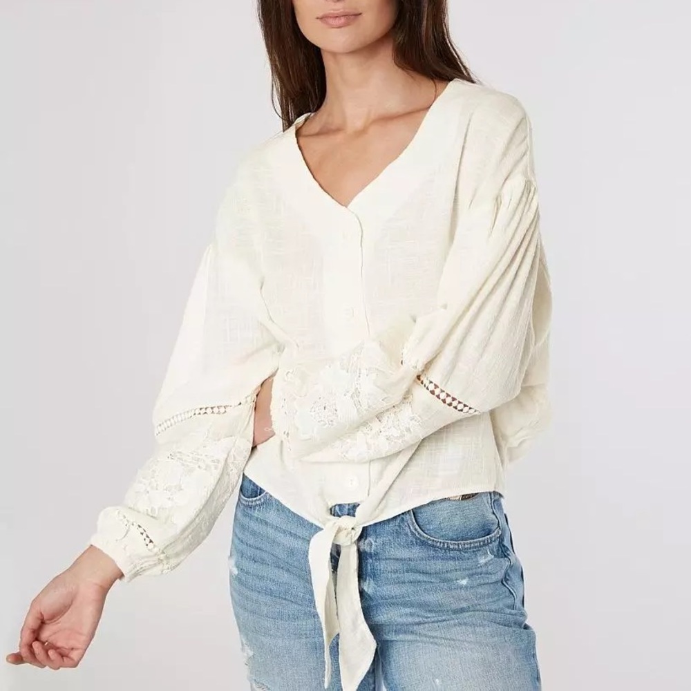 Coco + Jaimeson Women’s White Linen Blouse